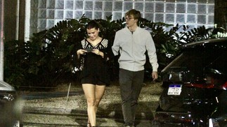 Joaquim Huck e a namorada, Manoela Esteves, curtem noite no Rio — Foto: extra