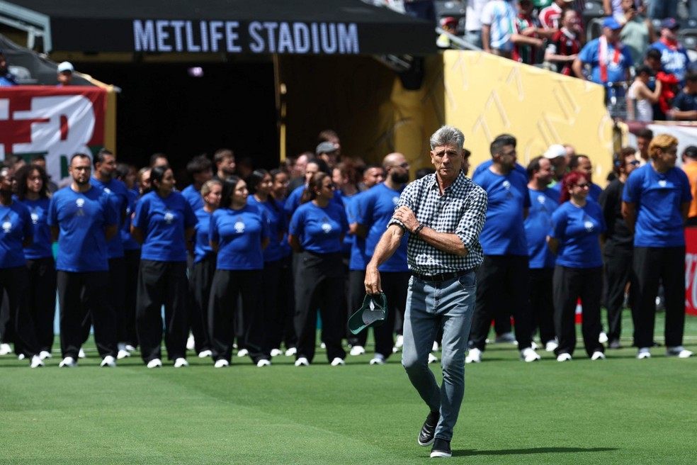 Renato Gaúcho entra em campo para a semifinal do Fluminense contra o Chelsea — Foto: FRANCK FIFE / AFP