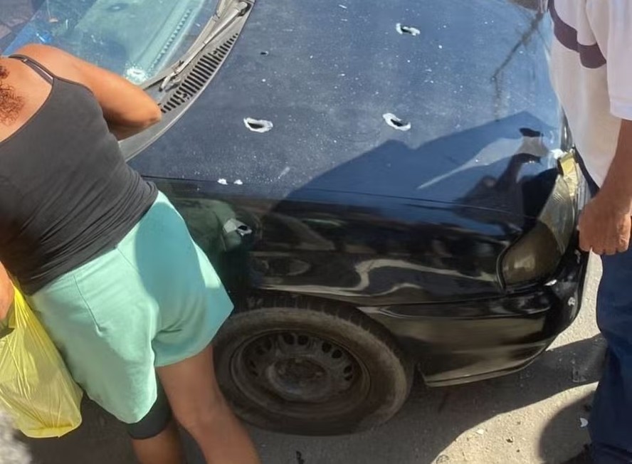 Carro das vítimas com as marcas dos tiros