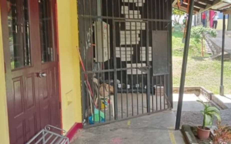 Gaiola onde o estudante foi preso em escola na Malásia, como castigo