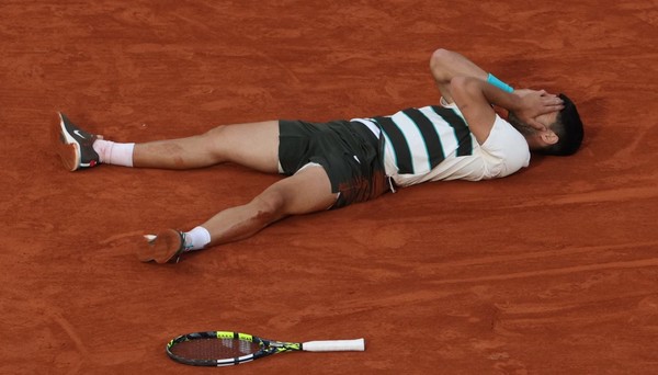 Alcaraz conquista Roland Garros após virada histórica sobre Sinner
