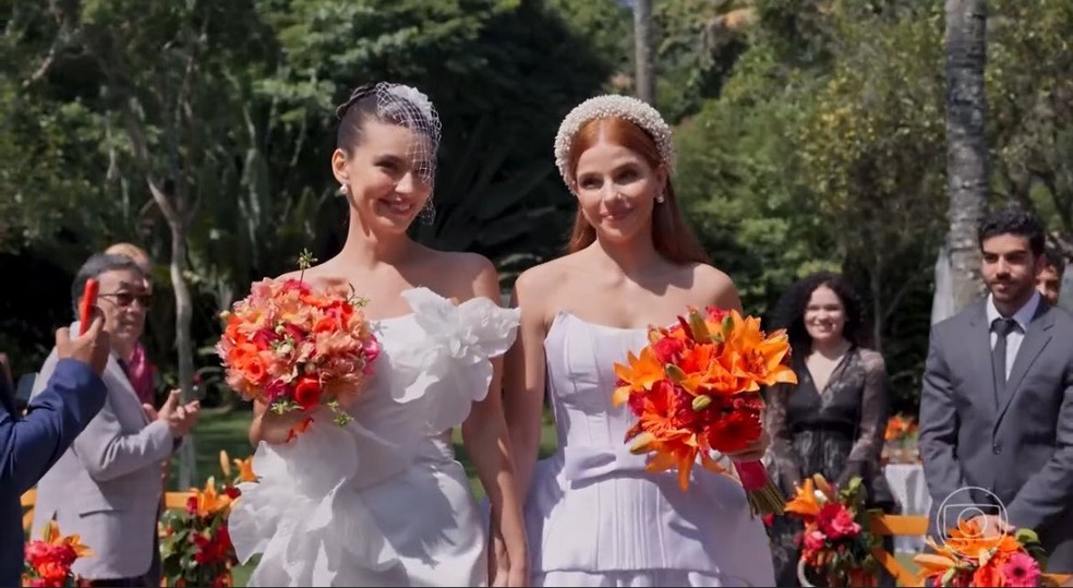 Lorena (Alanis Guillen) e Juquinha (Gabriela Medvedovsky) em 'Três Graças' — Foto: Rede Globo/Reprodução