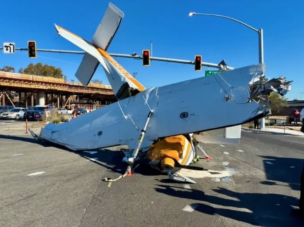 Avião cai em movimentada rodovia na Califórnia, e os três ocupantes ...