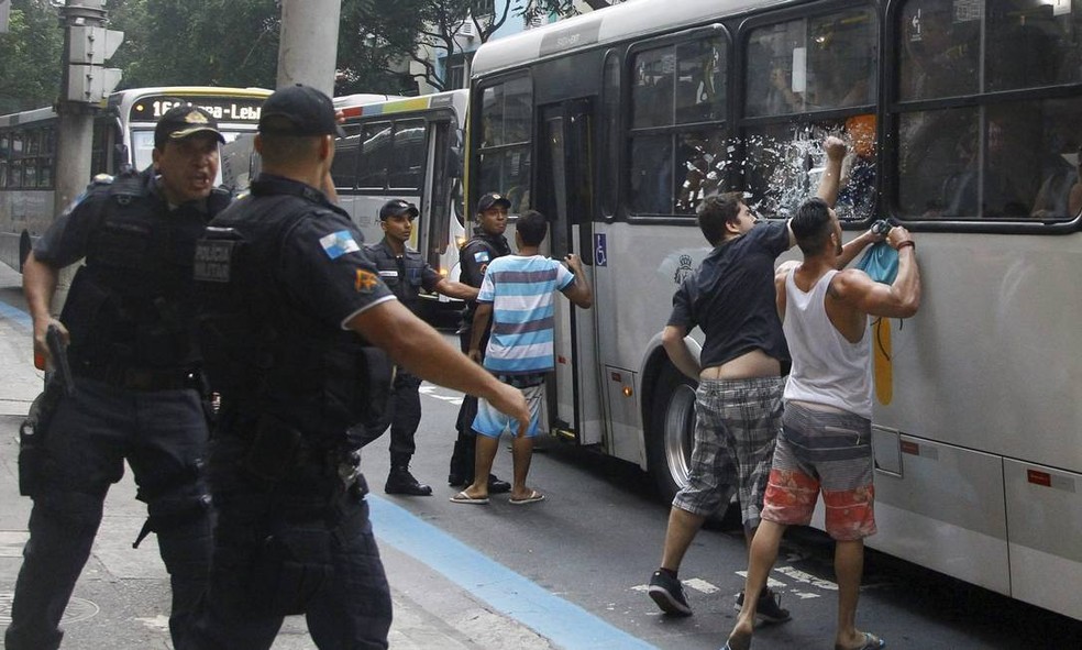 Moradores de Copacabana cercaram ônibus em Copacabana — Foto: Marcelo Carnaval/Agência O Globo/Arquivo