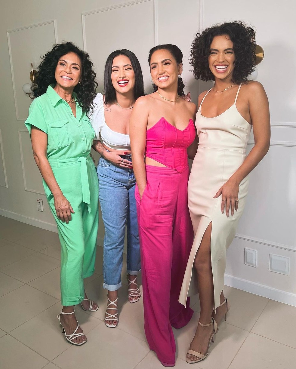 Giovana Cordeiro com a mãe, Lilian, e as irmãs, Natália e Daniela — Foto: Reprodução/Instagram