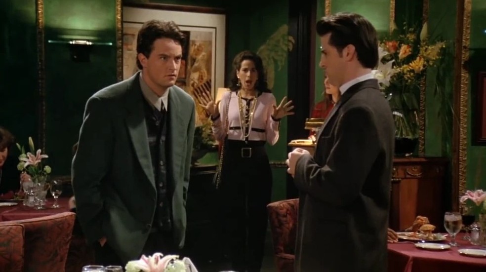 Maggie Wheeler e Matthew Perry em cena de 'Friends' — Foto: Reprodução