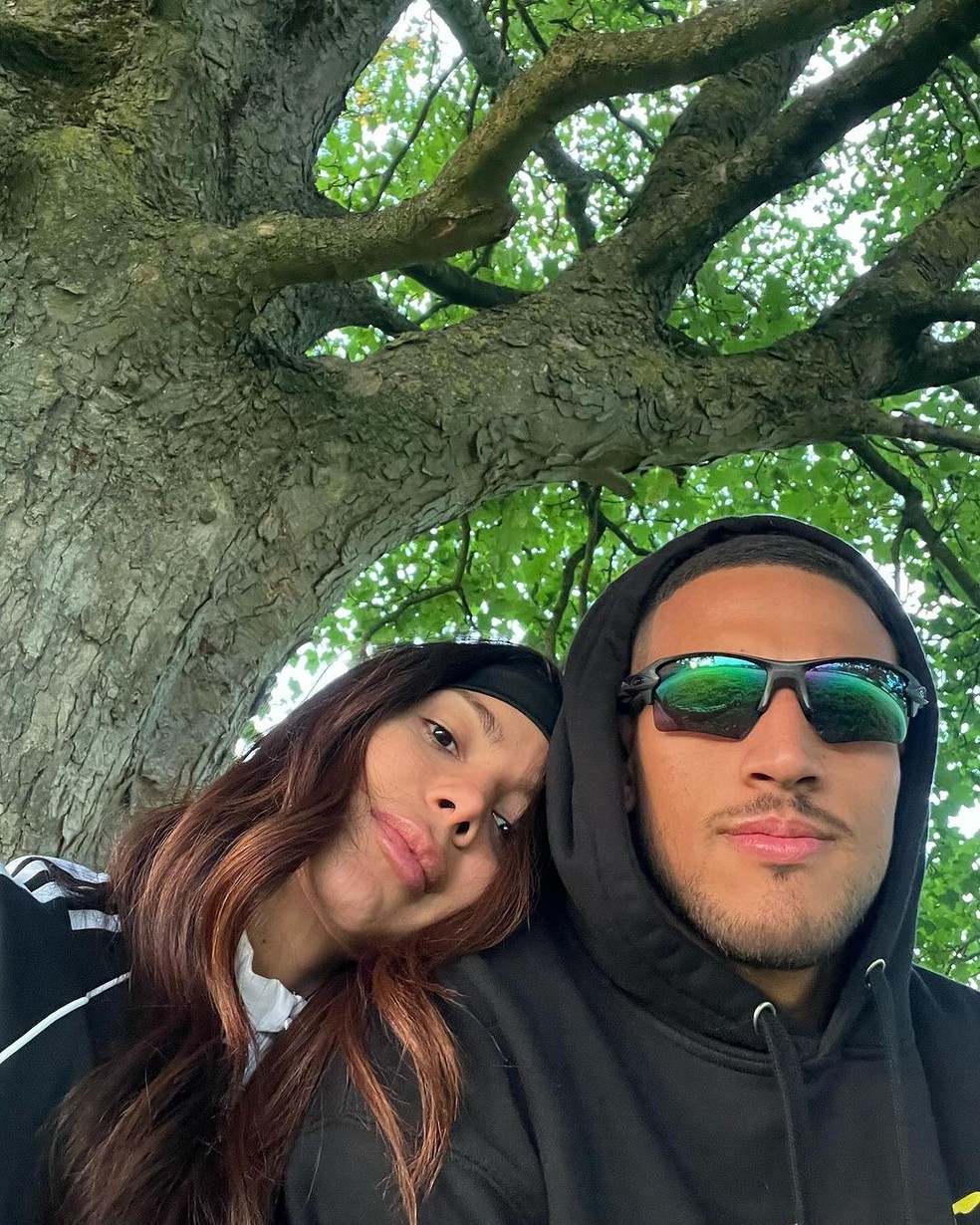 Após publicar fotos com novo namorado, Anitta se declara: 'Meu amor'