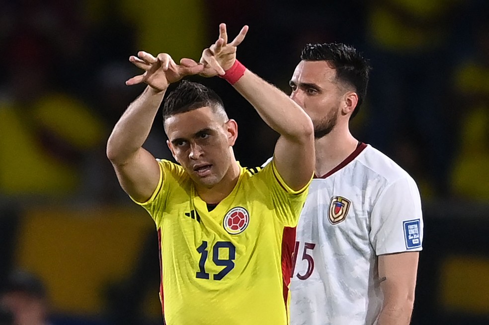 Borré marcou o gol da Colômbia — Foto: JUAN BARRETO / AFP