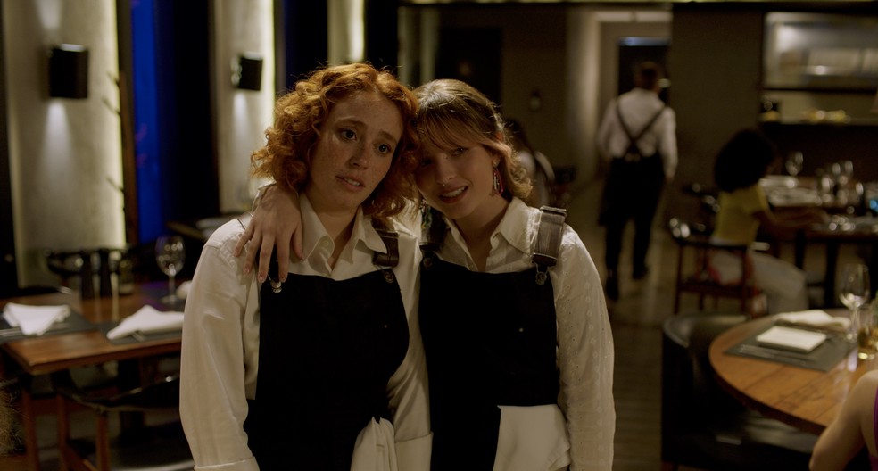 Anya (Nathalia Garcia) e Penélope (Larissa Manoela) formam um casal em "Traição entre amigas" — Foto: Divulgação