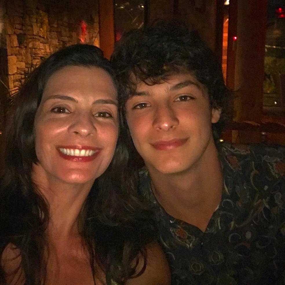 Pedro Waddington com a mãe, a atriz Helena Ranaldi — Foto: reprodução/ instagram