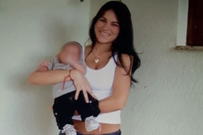 Eliza Samudio com seu filho 