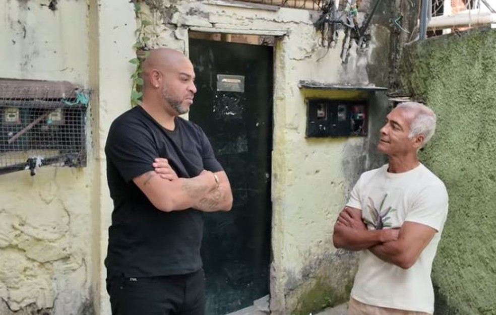 Adriano leva Romário para conhecer a casa onde cresceu na Vila Cruzeiro — Foto: reprodução/ youtube