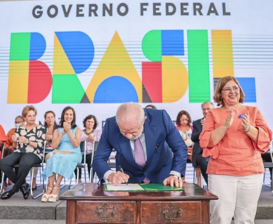 O texto foi assinado pelo presidente durante cerimônia que marcou o lançamento do pacote de medidas do governo federal direcionado para as mulheres