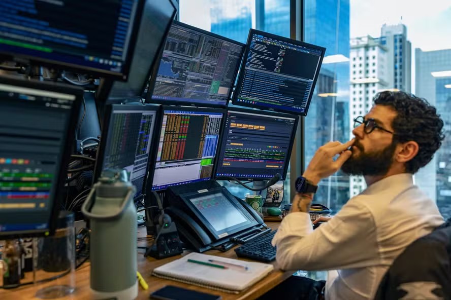 Dólar dispara e Bolsa despenca após vitória de Lula no segundo turno