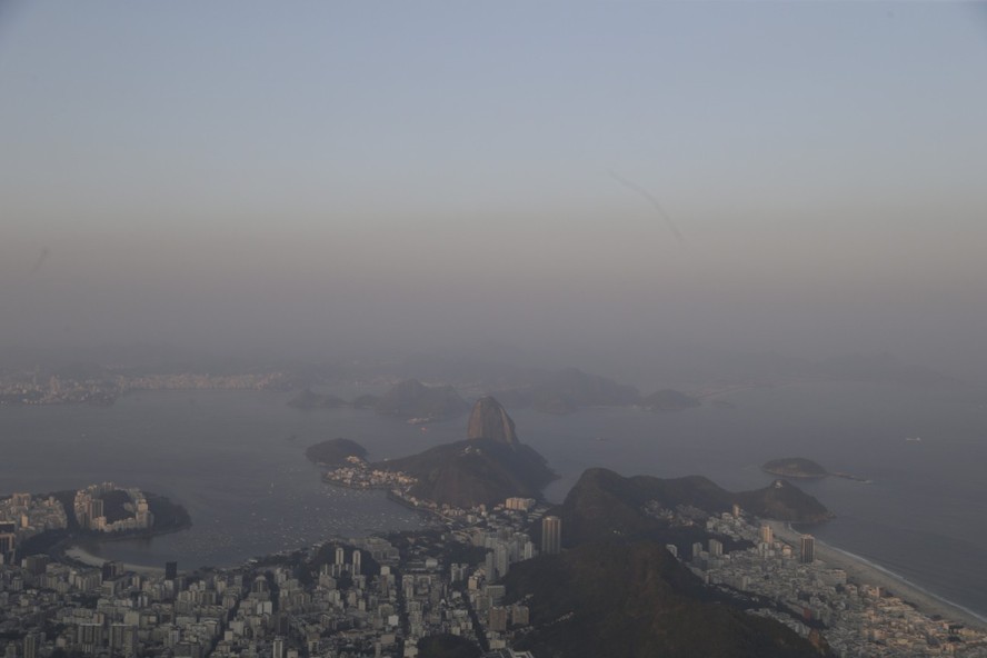 Cidade coberta por névoa seca