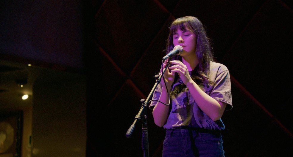 Giovanna Rispoli canta em "Traição entre amigas": atriz precisou vencer insegurança — Foto: Divulgação