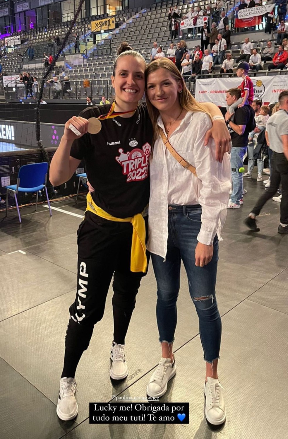 Gabi Moreschi namora a também jogadora de handebol profissional Paulina Uścinowicz — Foto: Instagram