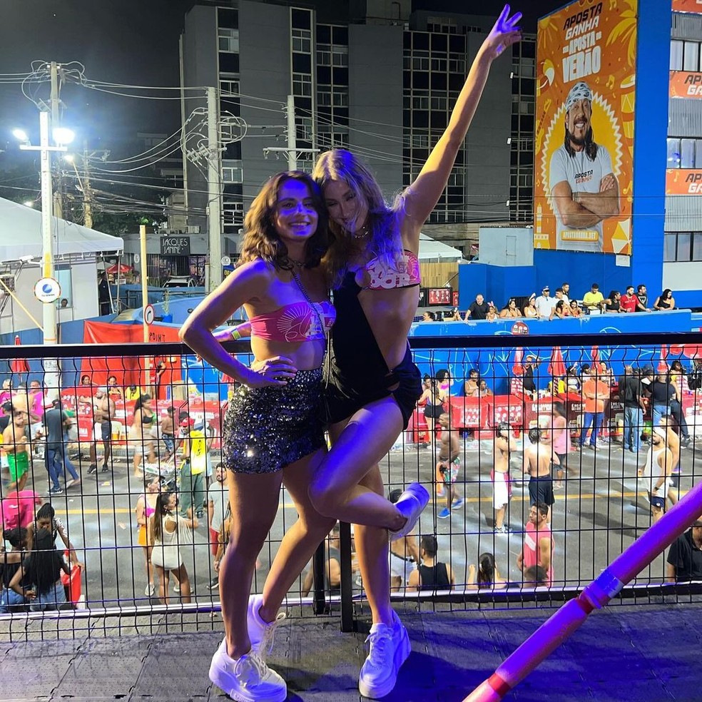 Ana Verena, ex-mulher de F&aacute;bio Assun&ccedil;&atilde;o, curtindo carnaval de Salvador com a amiga Aline Fontes &mdash; Foto: Reprodu&ccedil;&atilde;o/Instagram