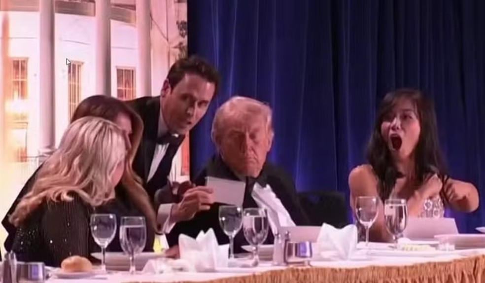 Momento em que Trump saiu às pressas do Jantar dos Correspondentes da Casa Branca após relatos de supostos tiros — Foto: Reprodução