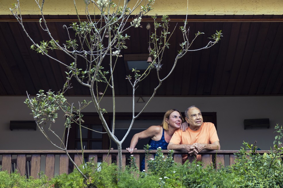Stenio Garcia com a mulher Marilene Saade em sua casa em Jacarepaguá — Foto: Leo Martins