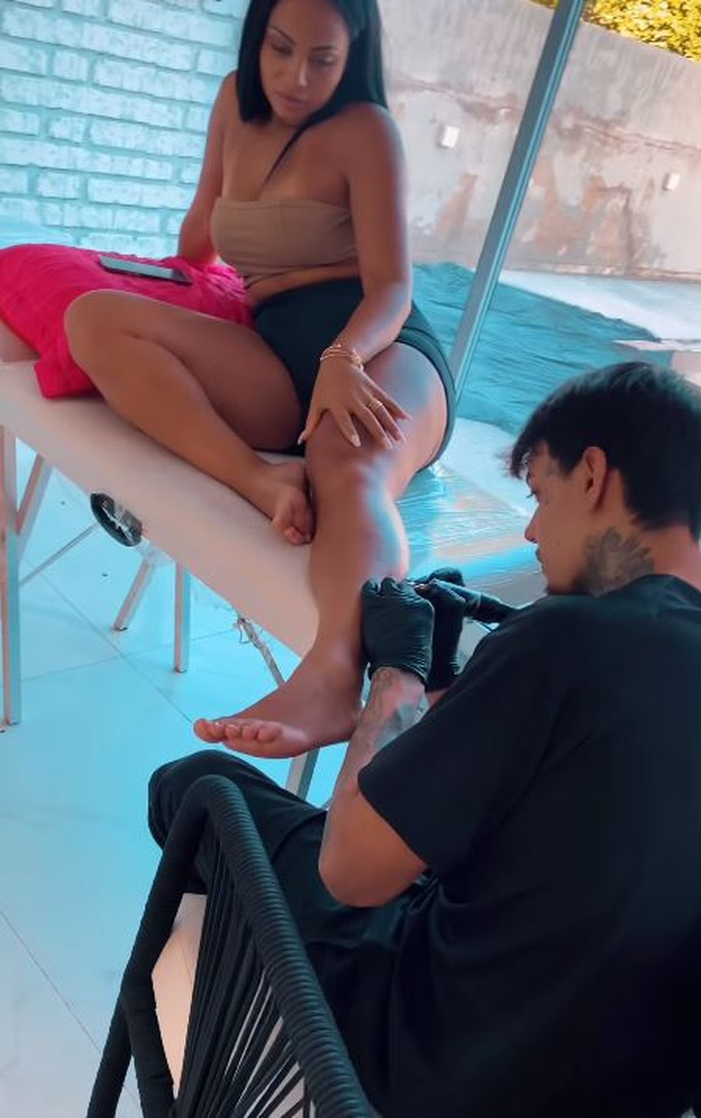 Mãe de MC Ryan tatua o rosto dos filhos na perna — Foto: reprodução/ instagram
