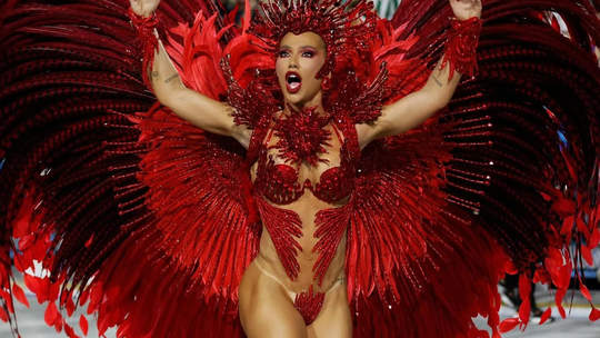 Professor de Virginia Fonseca elogia resiliência da influenciadora em sua estreia como Rainha de Bateria na Grande Rio