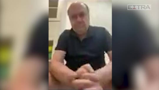 Ex-prefeito Cesar Maia comete gafe e aparece sem calças durante sessão da Câmara do Rio; vídeo