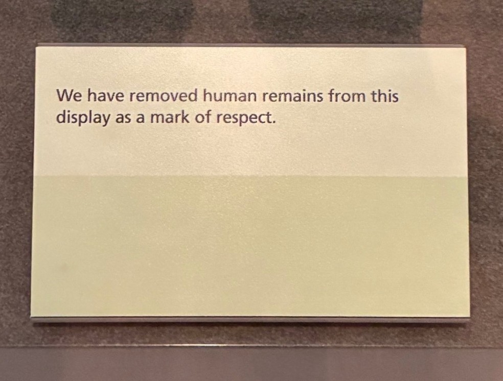 Aviso do Museu Kelvingrove, em Glasgow, diz que 'restos humanos' (múmias) foram retirados de exposição — Foto: Reprodução/X