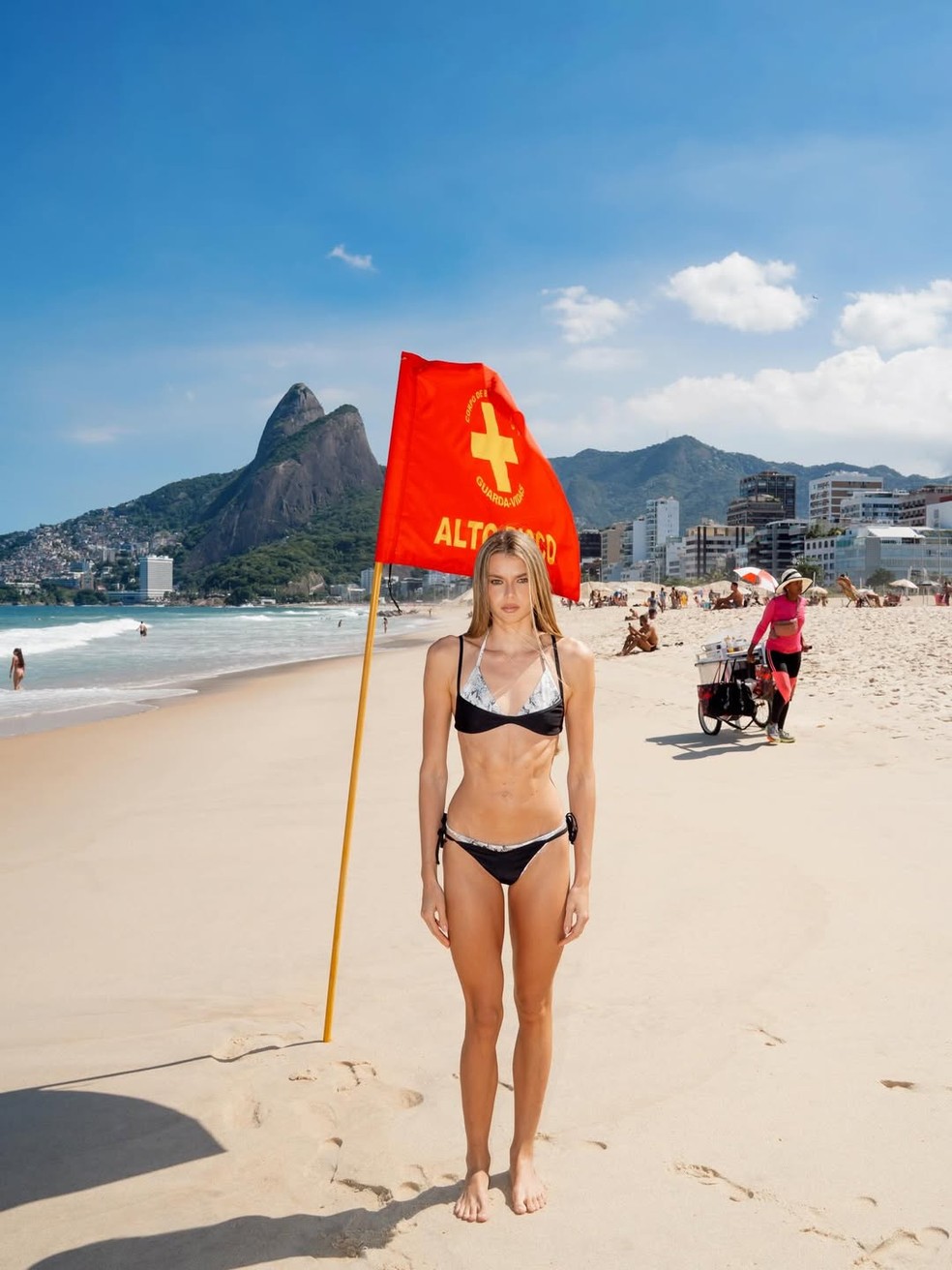 Yasmin Souto faz ensaio de biquíni na Praia do Leblon, no Rio — Foto: Ѕol Brand/ reprodução/ instagram