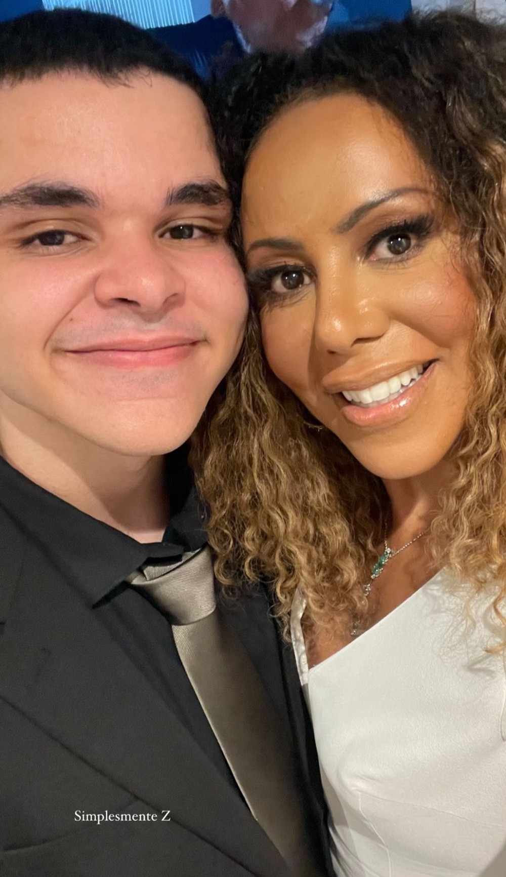 Ex-casal, Valéria Valenssa e Hans Donner posam juntos na formatura do filho