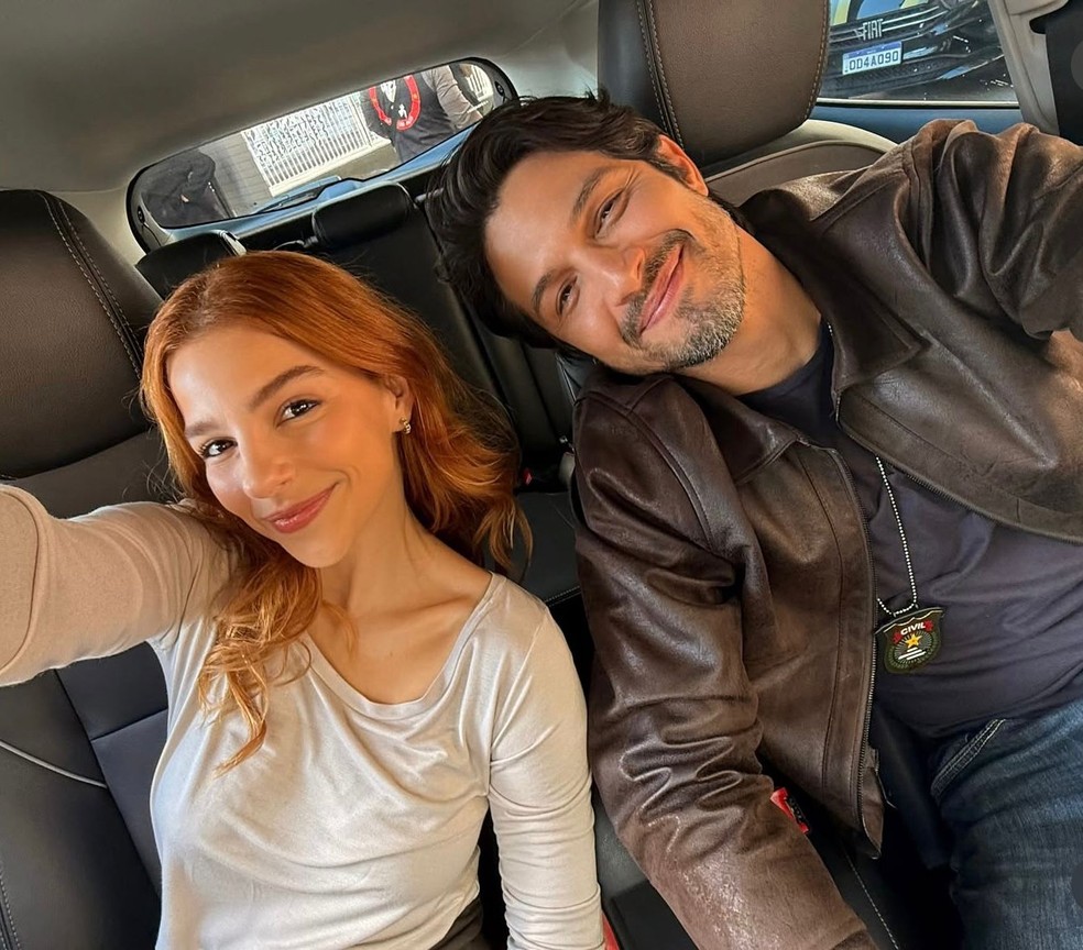 Juquinha (Gabriela Medvedovsky) e Paulinho Reitz (Romulo Estrela) em 'Três Graças' — Foto: Reprodução/Instagram