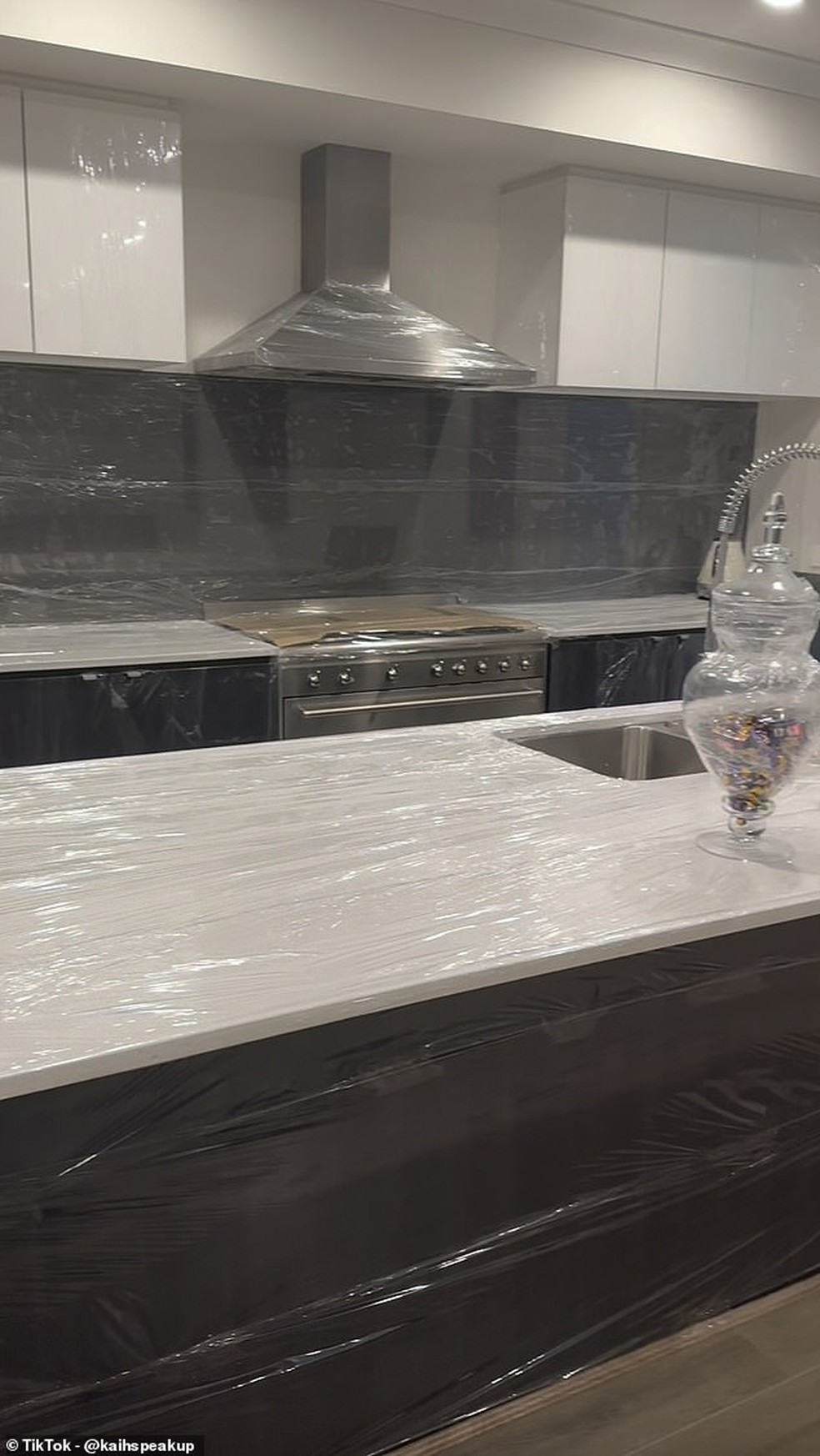 Antes da 'pintura', Anderson cobriu o ambiente com pl&aacute;stico filme &mdash; Foto: TikTok/@kaihspeakup