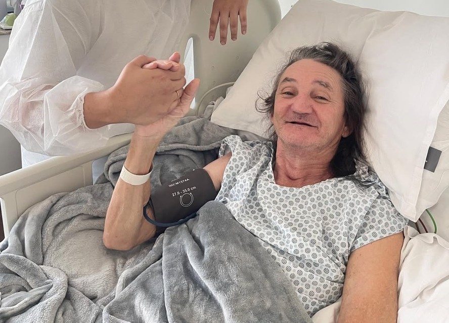 Internado há quase dois meses após acidente, Marquito surge em foto no hospital