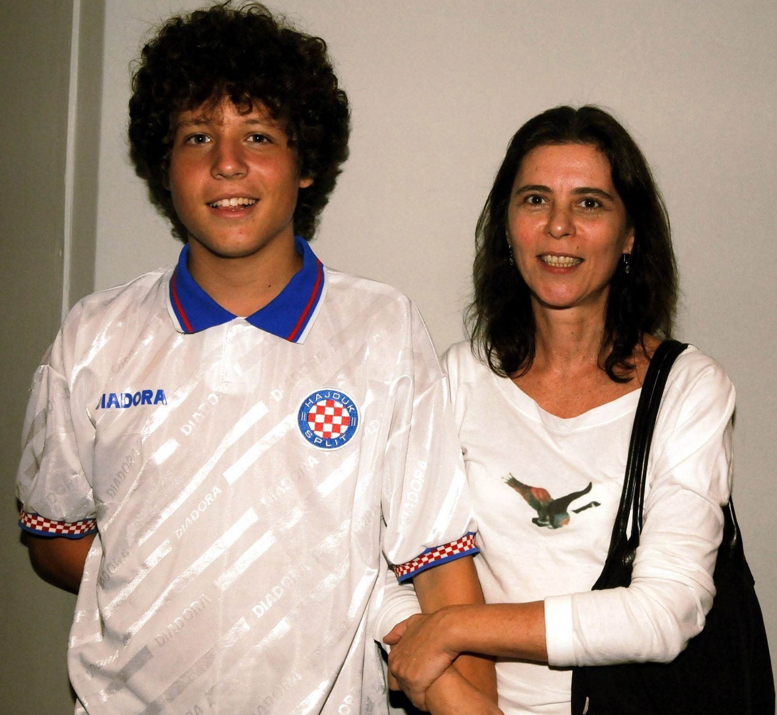 Grude Luisa Arraes e filho de Cássia Eller aparecem juntos em bairro onde vive o cantor no Rio