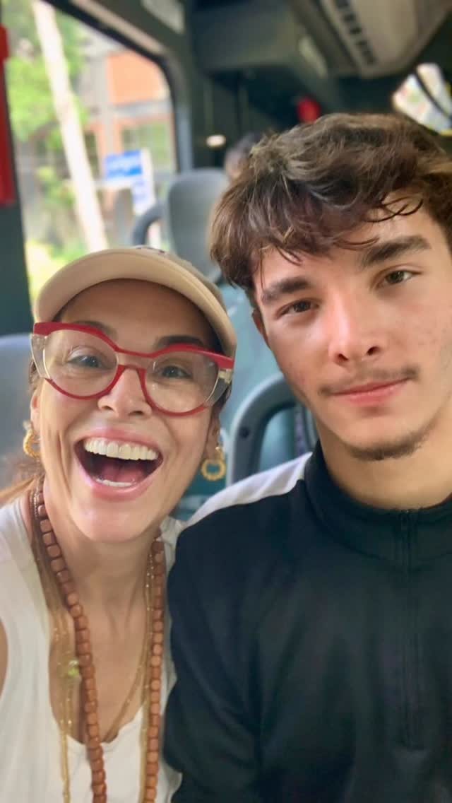 Susy Rêgo posta com um de seus filhos gêmeos em ônibus de SP: 'Aprendem pelo bom exemplo'