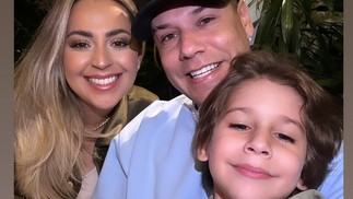 Intérprete da Narcisa, do Programa Eliana, Tiago Barnabé posa com família — Foto: Reprodução/ Instagram