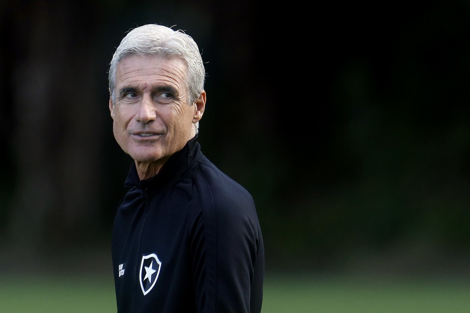 Técnico do Botafogo, Luís Castro fica indignado com polícia em campo: 'CBF  não devia permitir. Como treinador é empurrado? Eu ia roubar o árbitro?' -  FogãoNET