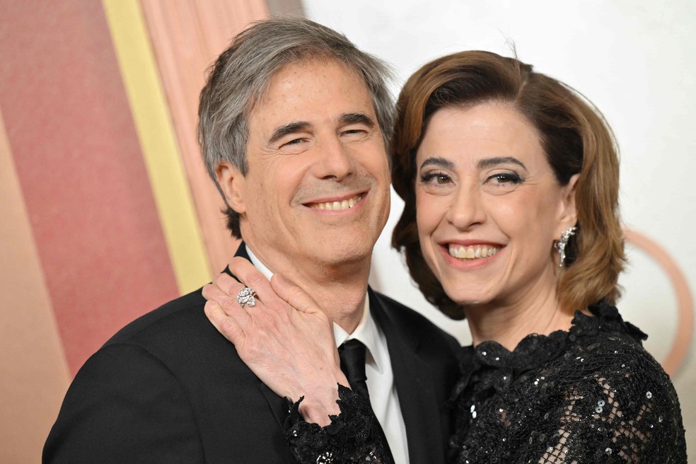 Fernanda Torres e Walter Salles no tapete vermelho do Oscar — Foto: Robyn Beck / AFP