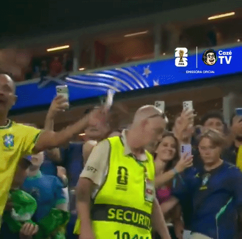 Segurança barra filho do Neymar de falar com jogador após fim de Brasil 3x0 Escócia