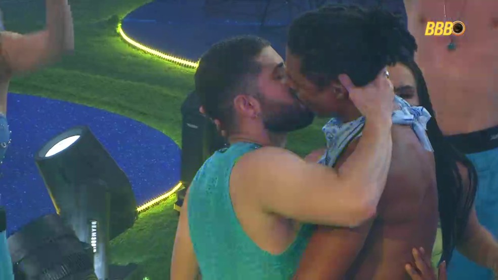 Breno e Marcelo dão primeiro beijo do 'BBB 26' — Foto: Reprodução: Globo