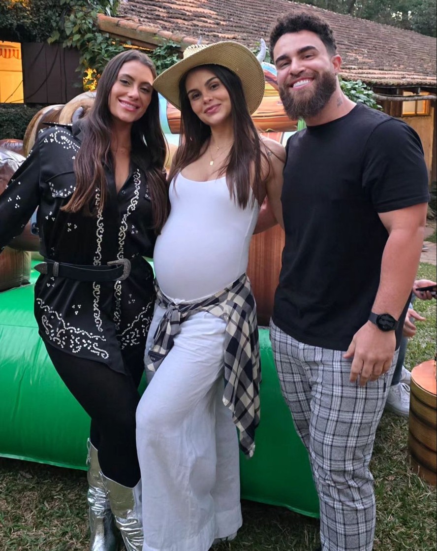 Na reta final da gravidez, Amanda Kimberlly mostra barrigão da suposta filha de Neymar