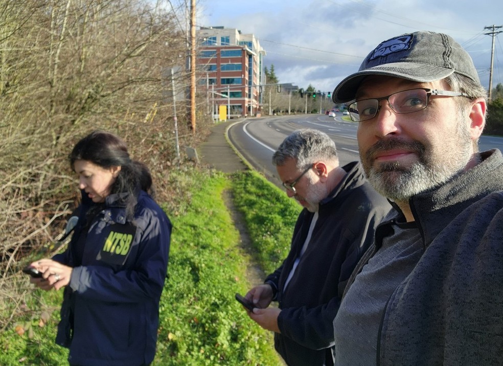 Seanathan Bates (à direita) mostra onde achou iPhone de passageiro da Alaska Airlines que ficou sem porta durante voo — Foto: Reprodução/X