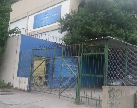 Sem luz há 40 dias e aulas no pátio: moradores protestam contra condições precárias no Ciep da Rocinha