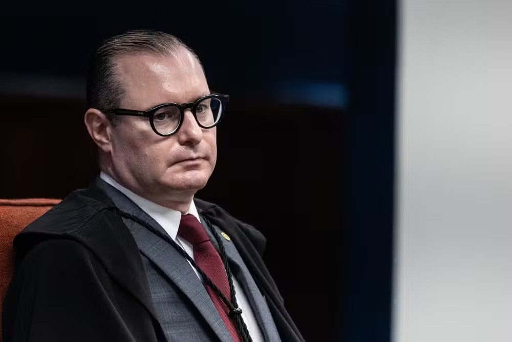 Aliados de Flávio falam em 'interferência' de Zanin, enquanto apoiadores de Lula criticam 'demora' de Nunes Marques