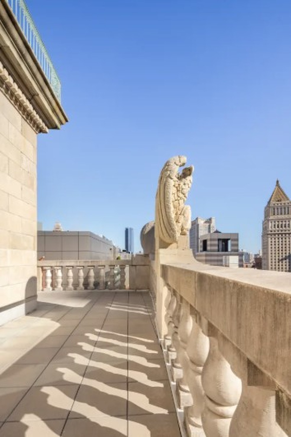 Detalhe do terraço da mansão inusitada em torre com relógio em Nova York — Foto: Reprodução