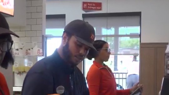 Funcionário acha o equivalente a 50 mil reais em banheiro de fast-food nos EUA; o que você faria? Funcionário acha o equivalente a 50 mil reais em banheiro de fast-food nos EUA; o que você faria?