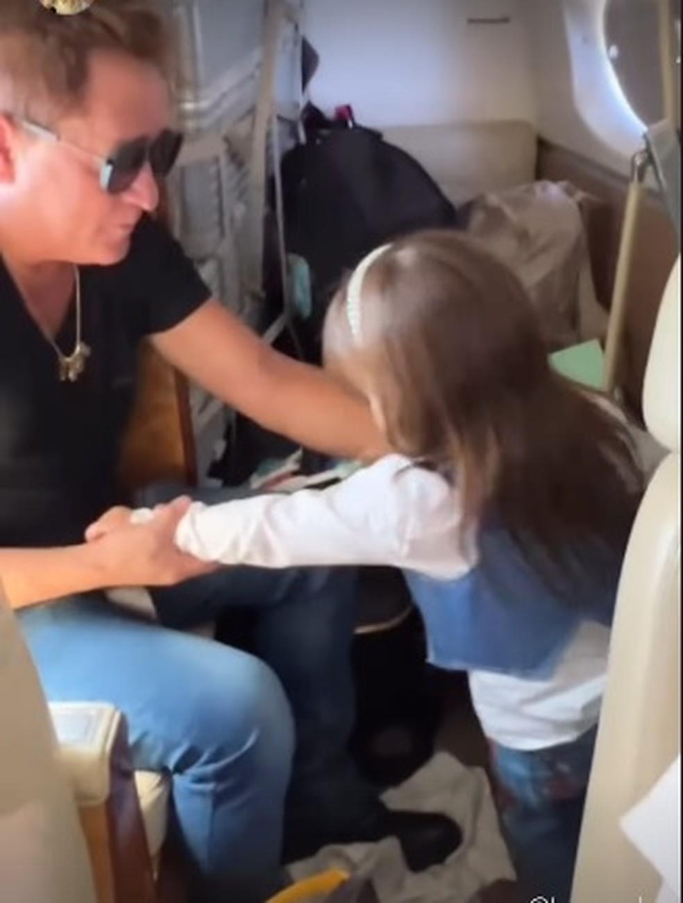Cantor Leonardo paparicando os netos, que são filhos de Virginia e Zé Felipe — Foto: Reprodução/Instagram