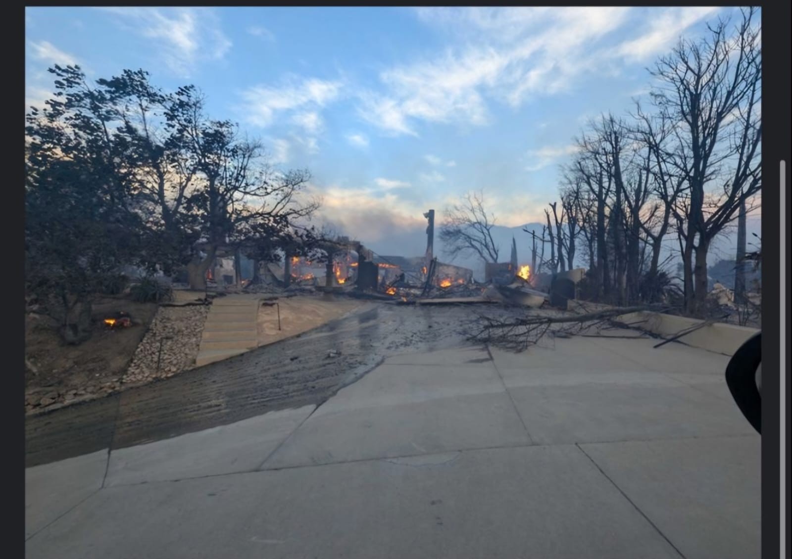 Mansão que foi de John Lennon em LA é destruída por fogo — Foto: rep/ instagram