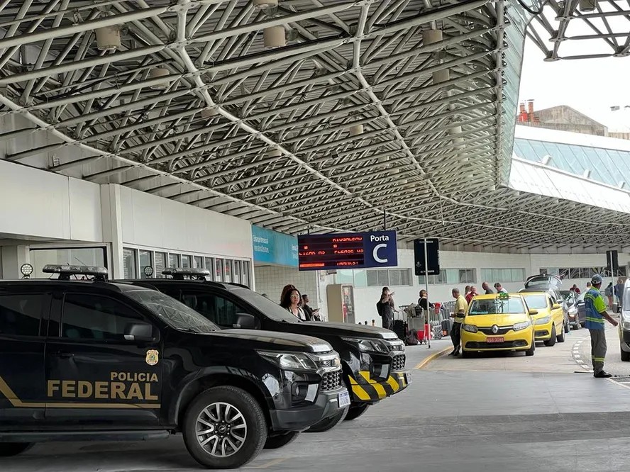 Homem é preso no Galeão após furtar celulares de passageiros em voo de Londres para o Rio