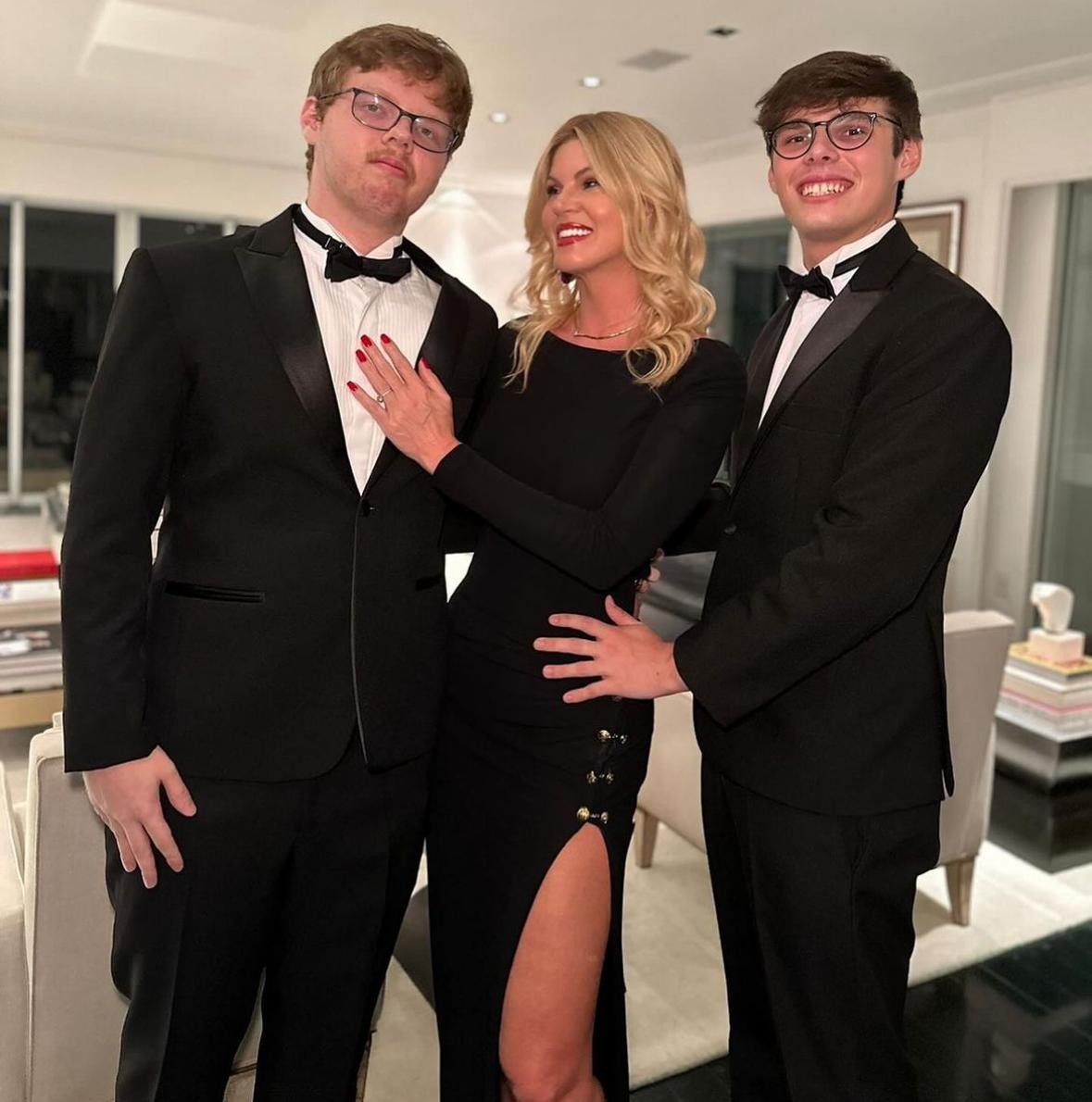 Val Marchiori com os filhos gêmeos, Eike e Victor — Foto: Instagram